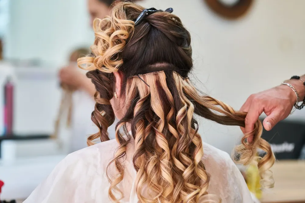 Lange Locken mit hellem Balayage-Verlauf von Braun zu Blond